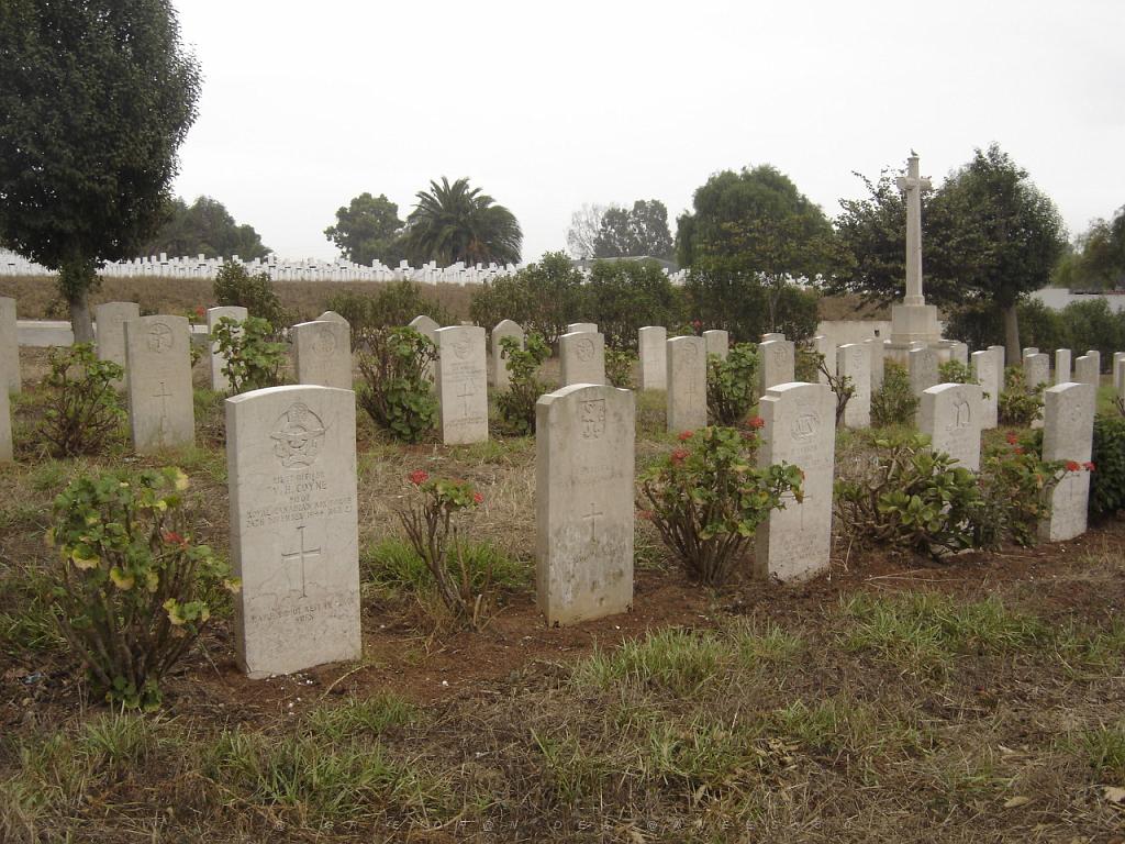CIMETIERE SEPTEMBRE 2006 ORAN PETIT LAC 02.jpg